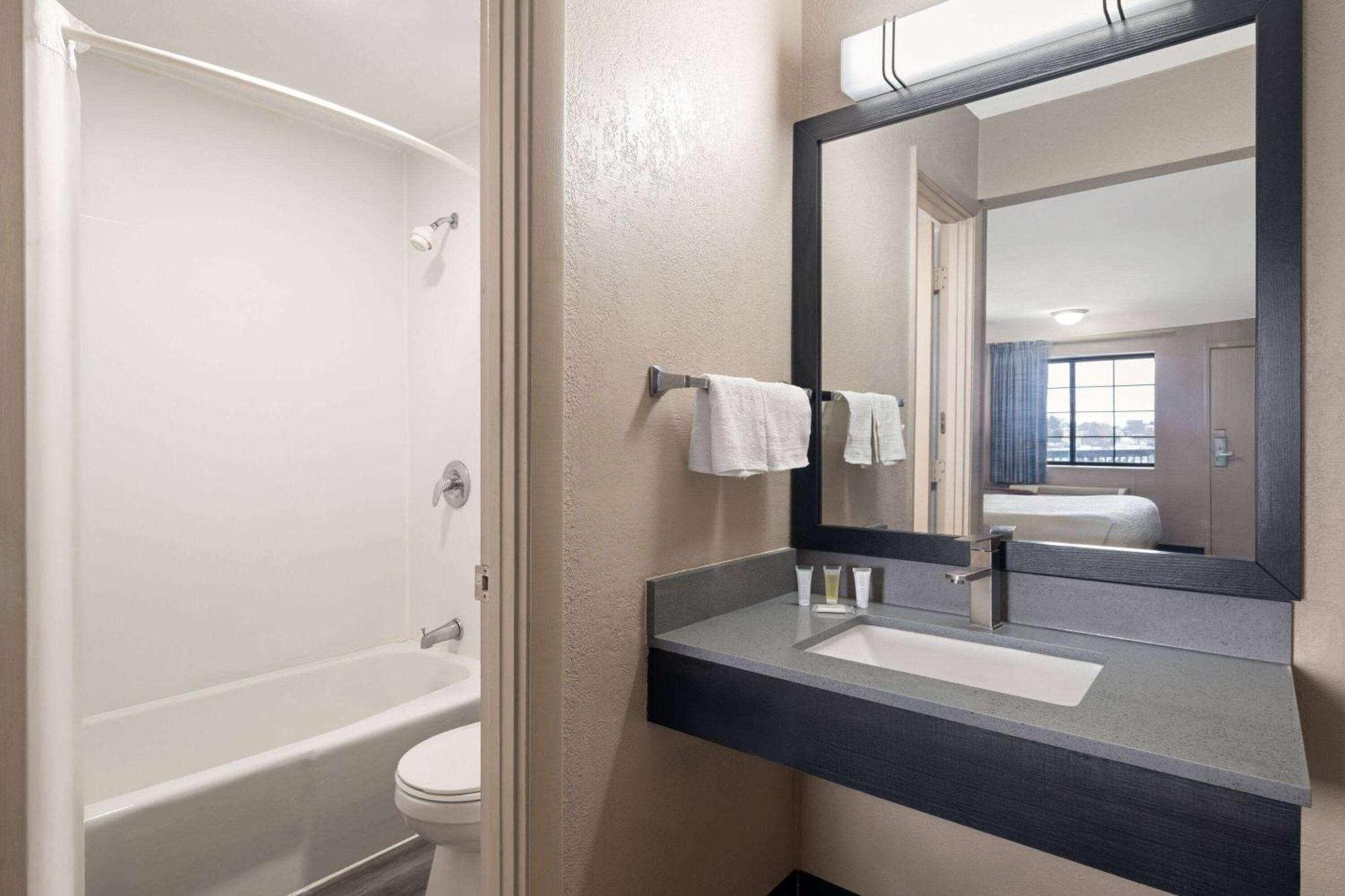 Days Inn & Suites By Wyndham Kokomo Exterior photo