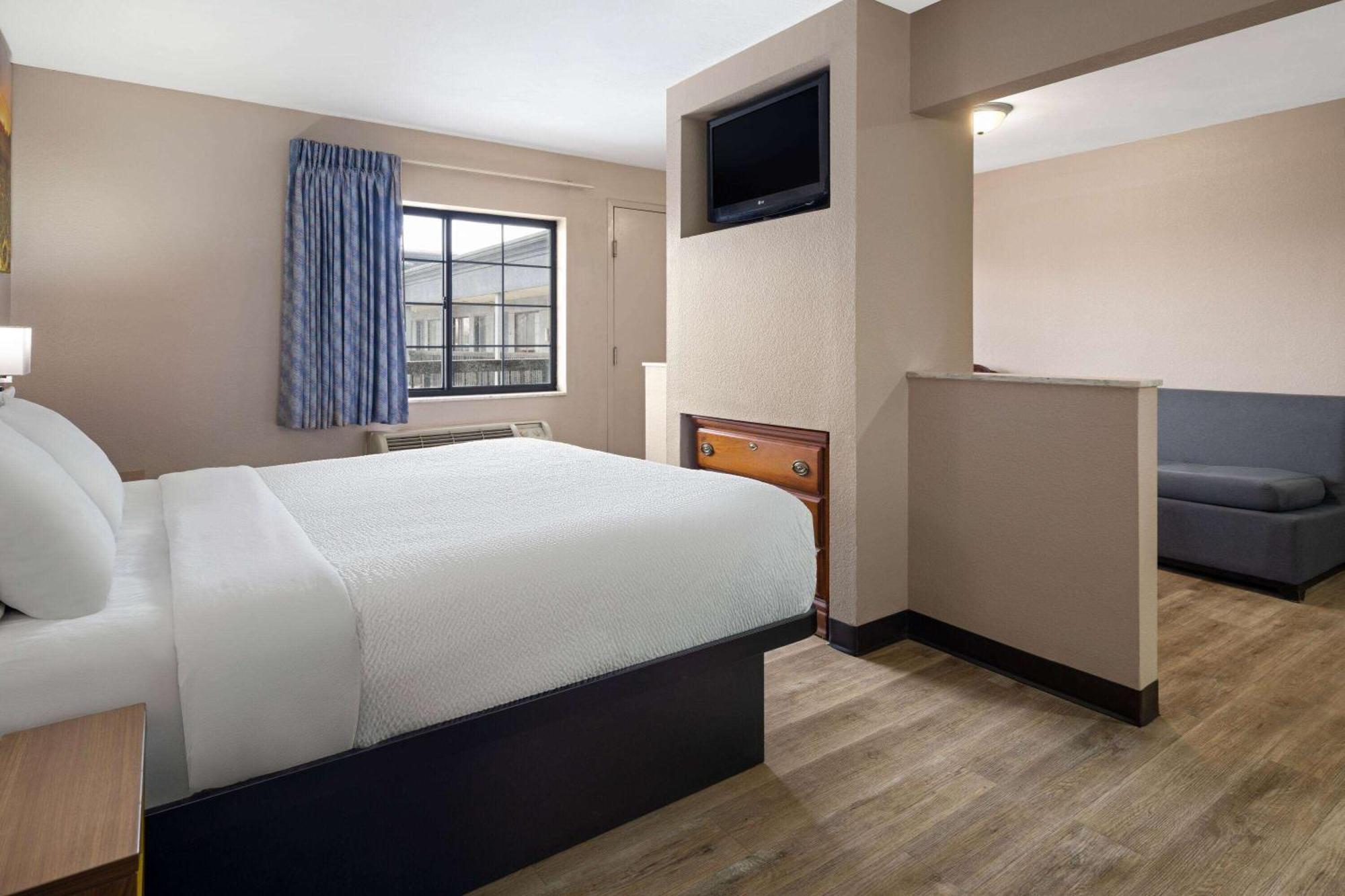 Days Inn & Suites By Wyndham Kokomo Exterior photo
