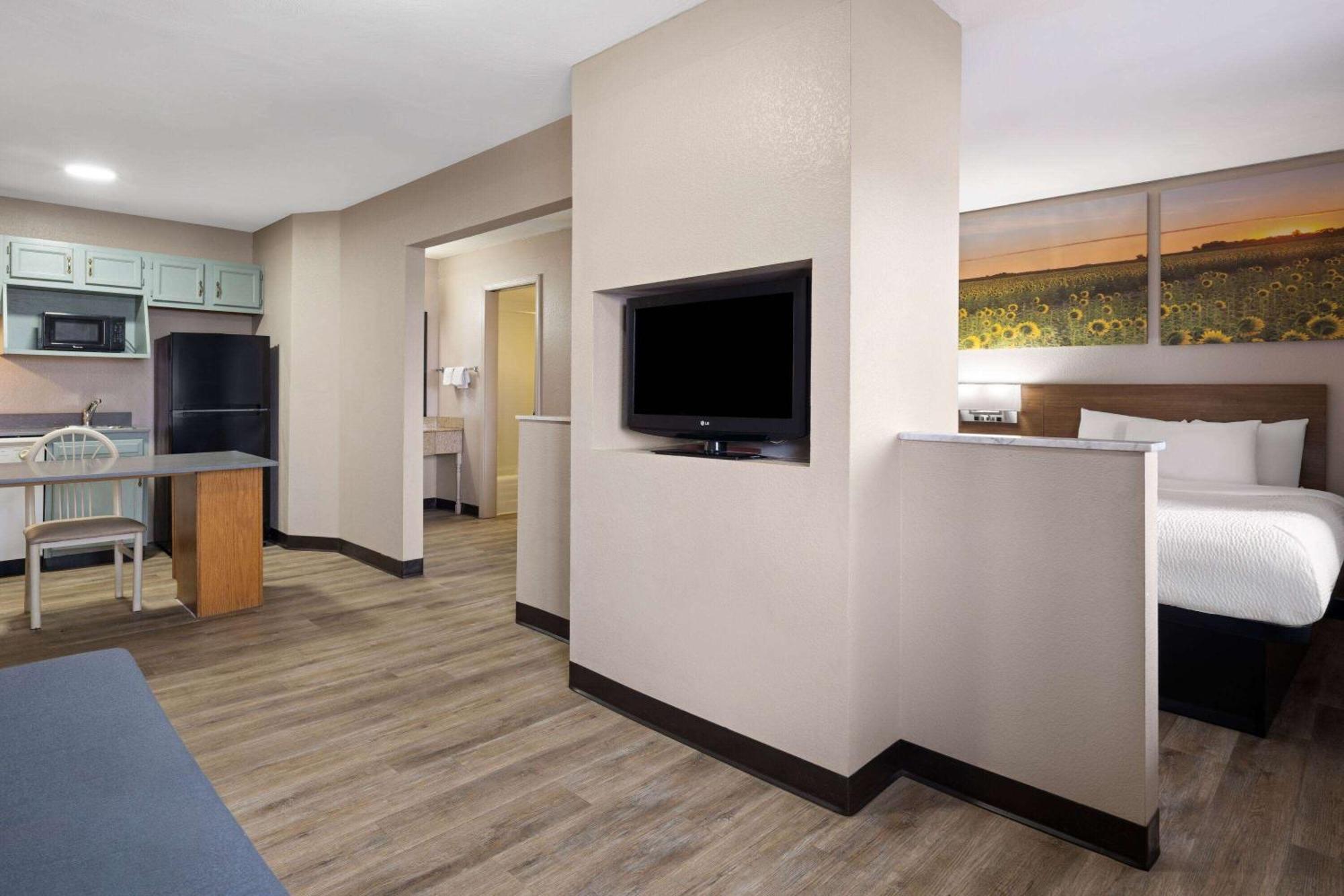 Days Inn & Suites By Wyndham Kokomo Exterior photo
