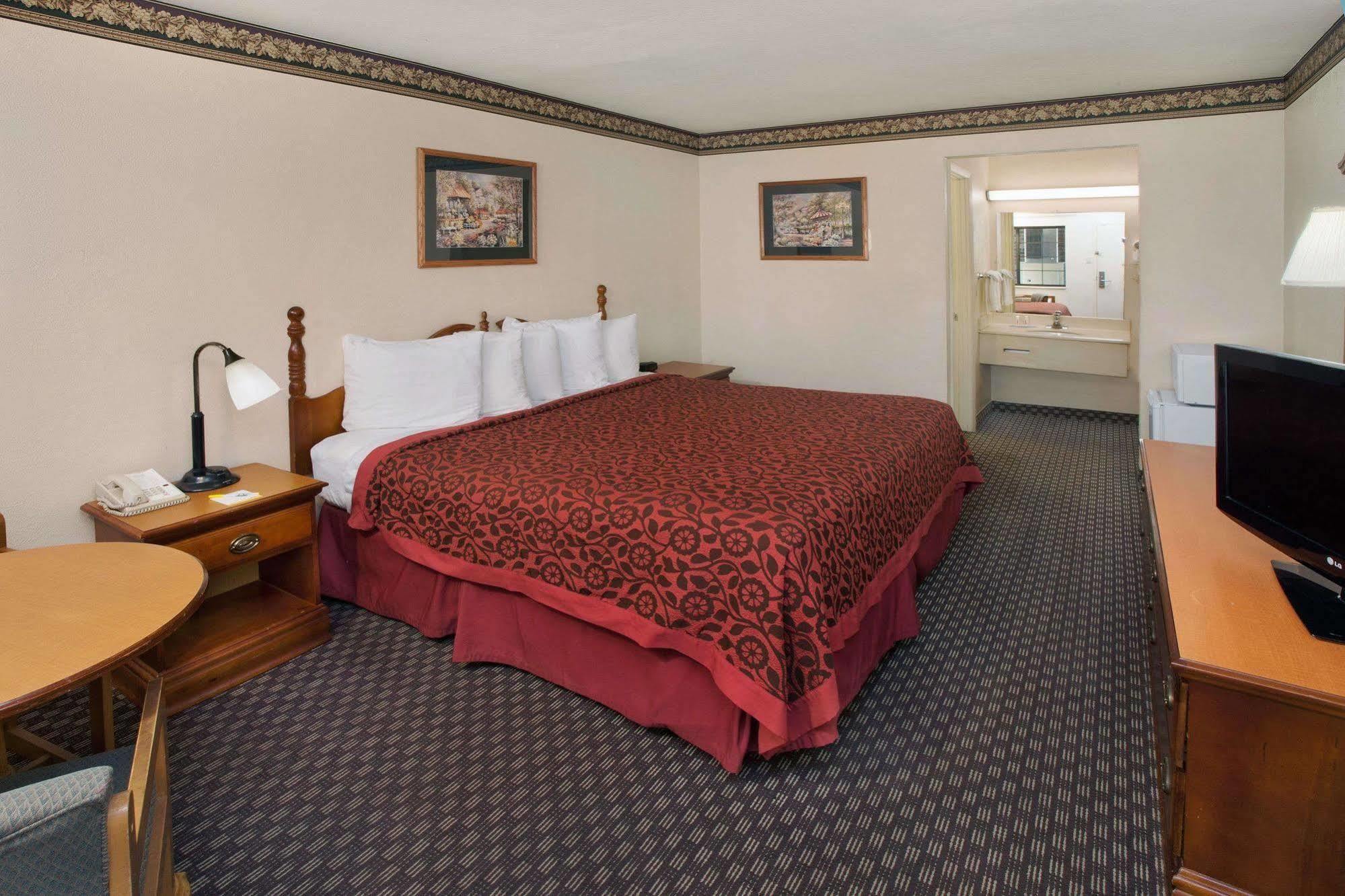 Days Inn & Suites By Wyndham Kokomo Exterior photo